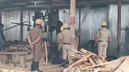 বালুরঘাট: গোবিন্দপুরে কাঠের মিলে আগুন, ঘটনাস্থানে দমকলের একটি ইঞ্জিন