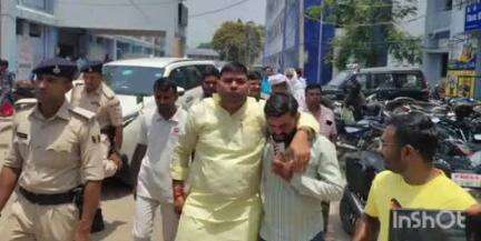 महुआ: तेज रफ्तार कार ने महुआ विधायक की गाड़ी में मारी टक्कर, विधायक मुकेश रोशन घायल