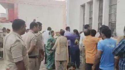 खुर्जा: जेवर अड्डा स्थित डाकघर में आधार कार्ड फॉर्म लेने वालों की लगी भीड़, पुलिस की मौजूदगी में 900 फॉर्म हुए वितरित
