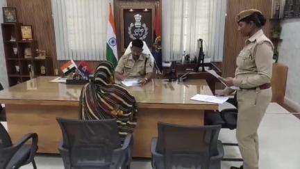 मऊ: बकवल स्थित एसपी कार्यालय में एसपी इलामारन जी ने की जनसुनवाई, लगभग 17 मामलों के निस्तारण के दिए निर्देश