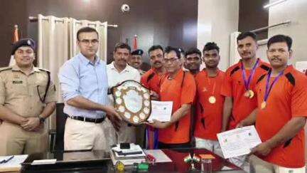 चंदौली: मऊ जनपद में आयोजित 42वीं अंतर्जनपदीय बैडमिंटन और टेबल टेनिस प्रतियोगिता में चंदौली जनपद विजेता, SP ने किया सम्मानित
