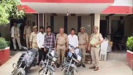 ललितपुर: ललितपुर कोतवाली पुलिस ने शहर के बस स्टैंड के पास से तीन चोरों को चोरी की तीन बाइकों सहित किया गिरफ्तार