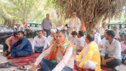 चकरनगर: कांग्रेसियों ने धरना देकर मंत्री विजय शाह की बर्खास्तगी की मांग को लेकर राष्ट्रपति के नाम एसडीएम को ज्ञापन सौंपा