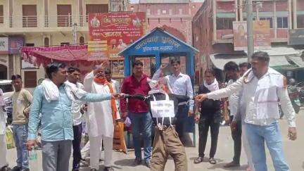 सरदारशहर: आरएलपी कार्यकर्ताओं ने जनसुनवाई को खानापूर्ति बताते हुए गांधी चौक पर संभागीय आयुक्त का किया पुतला दहन