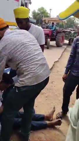 तालबेहट: तालबेहट शहर में पीतांबरा बस संचालक ने बस की छत पर बैठाकर कराई यात्रा, पेड़ की डाल से टकराने से एक व्यक्ति घायल