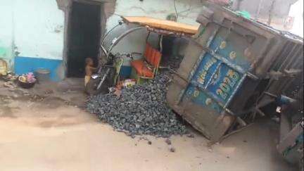 সিউড়ি ১: ট্রাক্টারে ওভারলোড পাথর নিয়ে যাওয়ার সময় চাকার গোল্লা ভেঙে উল্টে গেল টোটোর ওপর সিউড়ির মল্লিকগুন পাড়াতে