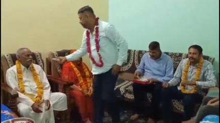 मिर्ज़ापुर: विंध्याचल के भटेवरा गांव का लाल इंग्लैंड में बना मेयर, गांव में खुशी का माहौल, बधाई देने वालों का घर पर लगा ताता