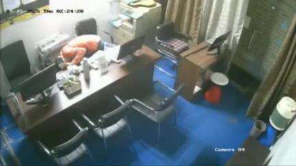 लाडपुरा: जवाहर नगर थाना क्षेत्र में पुलिस चौकी के निकट चोरों ने दुकान और होस्टल में चोरी की, सीसीटीवी फुटेज वायरल