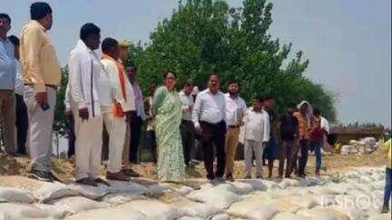 नानपारा: पतरहिया गांव में सरयू नदी के तटबंध का डीएम ने किया निरीक्षण, दिए आवश्यक दिशा निर्देश