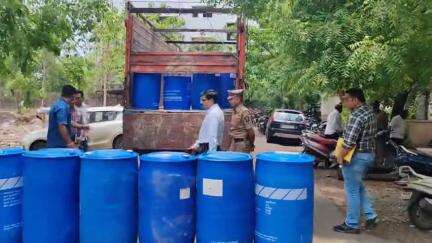 धुळे: ट्रकसह लाखोंचा स्पिरिट साठा जप्त, सुरत बायपास रोडवर स्थानिक गुन्हे शाखेची धडक कारवाई