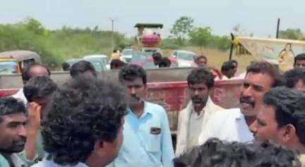 కందుకూరులో ధర్నాకు దిగిన పొగాకు రైతులు