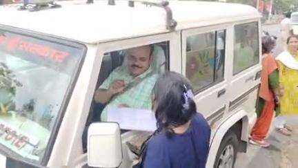 झांसी: ARTO ने नवाबाद थाने के पास चलाया चेकिंग अभियान, 2 बसों और 5 कारों को किया पकड़ा