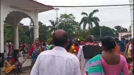 ময়নাগুড়ি: বৈশাখ মাসের শেষ দিনে জল্পেশ মন্দিরে পুজো দিতে পুণ্যার্থীদের উপচে পড়া ভিড়