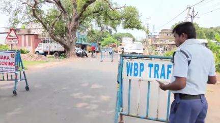 বারাসাত ১: বেপরোয়া গতি ও কাগজপত্র বিহীন গাড়ির বিরুদ্ধে দত্তপুকুর ট্রাফিক পুলিশের অভিযান