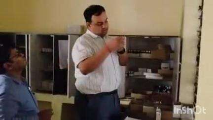 अकबरपुर: भीटी स्वास्थ्य केंद्र में डीएम ने किया औचक निरीक्षण, 8 कर्मचारी अनुपस्थित, 3 दिन से गायब मिले डॉक्टर, वेतन रोकने का आदेश