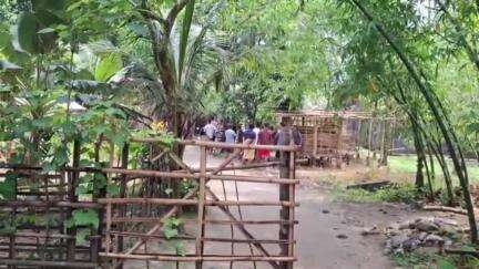বঙাইগাঁও ভাগ: ধলাগাঁৱৰ উজানপাৰাত যুৱকৰ আত্মহনন, 
ঘটনাস্থলীত উপস্থিত বঙাইগাঁও সদৰ থানাৰ আৰক্ষী