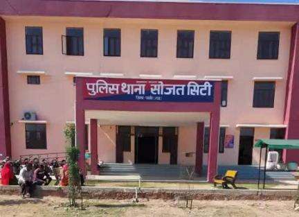खेत में फसलों की सिंचाई कर रही थी मोटर बंद करने गई तो लगा करंट