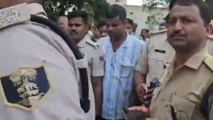 नौबतपुर: नौबतपुर थाना क्षेत्र के चिरौरा गांव में जमीन कारोबारी की हत्या के विरोध में सड़क जाम