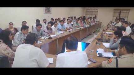 कलेक्ट्रेट सभागार में जिला प्रभारी मंत्री ने विकास योजनाओं की प्रगति की समीक्षा की