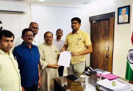 सुल्तानपुर: नगर निकायों की मनमानी पार्किंग शुल्क वसूली के विरोध में जिलाधिकारी को सौंपा गया ज्ञापन