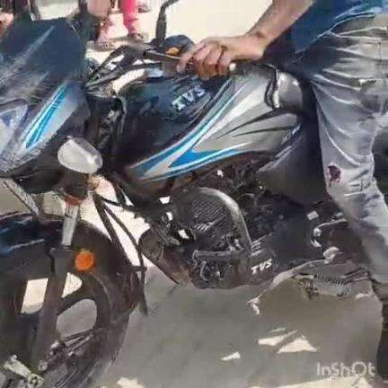 ऊंचाहार: चड़रई गाँव में सड़क पर बने गड्ढे में बाइक कूदी, बाइक सवार दो युवक सड़क पर गिरकर हुए घायल