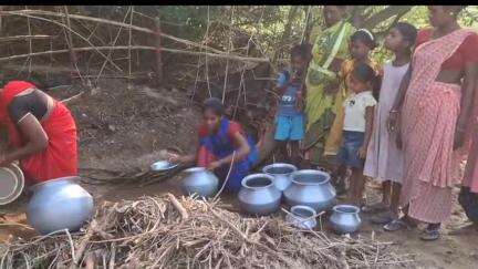 झाझा: म्यूरनाचा गांव में पेयजल के लिए तरस रहे है ग्रामीण, चुआं खोदकर गंदा पानी उपयोग करने पर मजबूर है ग्रामीण
#jansamasya