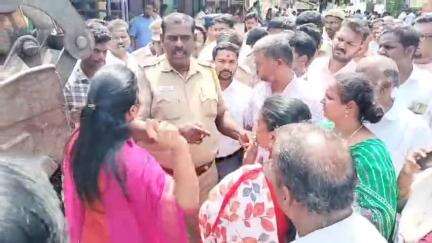 மதுராந்தகம்: நகராட்சிக்கு சொந்தமான இடத்த்தில் இருக்கும் ஆக்கிரமிபை அகற்ற வந்த காவல் ஆய்வாளருக்கும் வழக்கறிஞருக்கும் தள்ளுமுள்ளு