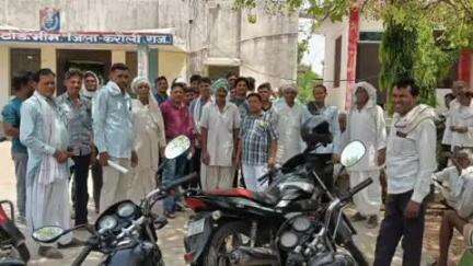 खेडी गोपालपुरा में लगातार हो रही केबिल स्टार्टर की चोरियों को रोकने की मांग को लेकर टोडाभीम थाने पहुंचे ग्रामीण