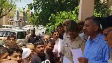 बाड़मेर: आरंग गांव में घर में घुसकर मारपीट और गाड़ी को आग लगाने के मामले में समाज के लोगों ने जिला कलेक्टर को सौंपा ज्ञापन