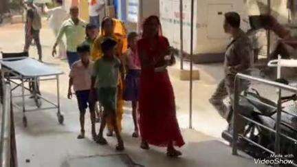 देवघर: जमुनिया उत्क्रमित उच्च विद्यालय में मध्याह्न भोजन के बाद दो दर्जन से अधिक बच्चे हुए बीमार