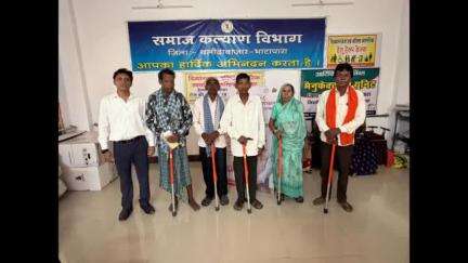 कसडोल: बल्दाकछार के बुजुर्गों को सुशासन तिहार में मिली वॉकिंग स्टिक