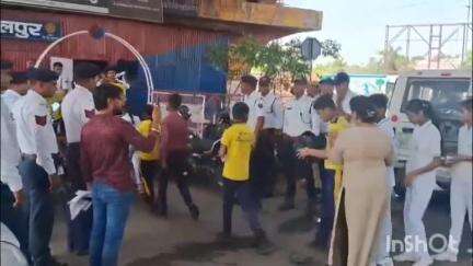 धौलपुर: सड़क सुरक्षा जागरूकता अभियान के अंतर्गत स्कूली छात्रों ने गुलाब बाग चौराहे पर रैली का किया आयोजन