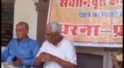 जोधपुर: JNVU के पेंशनर्स ने बकाया पेंशन के भुगतान की मांग को लेकर कुलपति कार्यालय के सामने किया प्रदर्शन