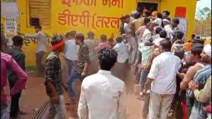 शिवपुरी नगर: लुधावली खाद वितरण केंद्र पर लाइन को लेकर किसानों में विवाद, सुबह 6 बजे से खाद लेने पहुंचे थे किसान