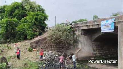परसिया: जल गंगा संवर्धन अभियान के तहत नगर पालिका अध्यक्ष ने टीम के साथ किया श्रमदान, की चक्की नाला भुजलिया घाट की सफाई