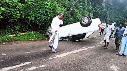 ಮಡಿಕೇರಿ: ನಾಪೋಕ್ಲು-ಮೂರ್ನಾಡು ಮುಖ್ಯರಸ್ತೆಯಲ್ಲಿ ಚಾಲಕನ ನಿಯಂತ್ರಣ ತಪ್ಪಿ ಕಾರು ಪಲ್ಟಿ, ಪ್ರಯಾಣಿಕರು ಪಾರು