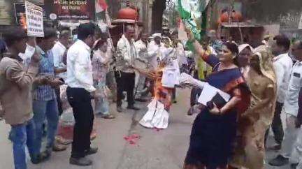 सेंधवा: सेंधवा में मंत्री विजय शाह के खिलाफ महिला कांग्रेस ने किया प्रदर्शन, फूंका पुतला