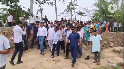 নগাঁও: কামপুৰত কেইবাটাও নৱনিৰ্মিত মথাউৰি পৰিদৰ্শন জলসম্পদ মন্ত্ৰীৰ, নিম্নমানৰ কাম কৰি কোনো সাৰি যাব নোৱাৰিব বুলি মন্তব্য