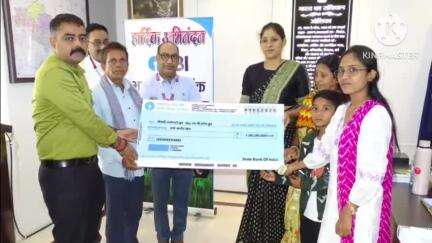 बलौदाबाज़ार: शहीद नरेश ध्रुव के परिवार को मिला पुलिस सैलरी पैकेज का लाभ, एसपी कार्यालय में ₹1 करोड़ का चेक किया गया प्रदान