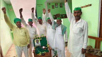 सकलडीहा: भाकियू कार्यालय सकलडीहा में किसान मसीहा महेंद्र सिंह टिकैत की 14वीं पुण्यतिथि मनाई गई