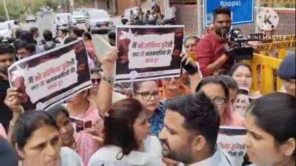 हुज़ूर: भोपाल में मंत्री विजय शाह के बंगले के बाहर महिला कांग्रेस ने किया प्रदर्शन, पुलिस ने बैरिकेडिंग लगाकर रोका