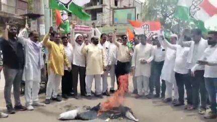 बड़वानी: पुराने कलेक्टर कार्यालय के सामने विधायक और कांग्रेस कार्यकर्ताओं ने मंत्री विजय शाह का फूंका पुतला, जमकर की नारेबाजी