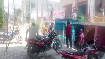 स्वार: बिजारखाता में देसी शराब की दुकान पर नशेड़ी ने सेल्समैन के साथ की मारपीट, वीडियो आया सामने