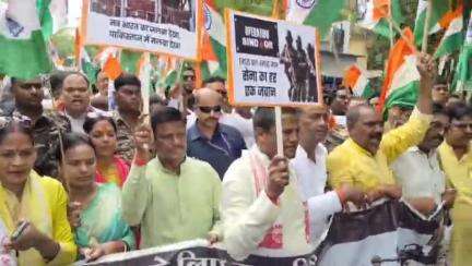 धनबाद/केंदुआडीह: भारतीय सेना के सम्मान में सिटी सेंटर से भाजपा ने निकाली तिरंगा यात्रा