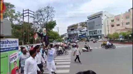 देवास नगर: सयाजी द्वार पर कांग्रेस ने फूंका मंत्री विजय शाह का पुतला, की बर्खास्तगी की मांग