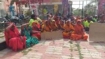 झंझारपुर: झंझारपुर नगर परिषद के सफाई कर्मचारियों ने विद्यापति टावर के पास धरना दिया, नियमित मजदूरी और सफाई किट की मांग