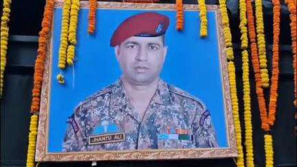 ব্যারাকপুর ২: সেনা কর্মী শহিদ ঝন্টু আলি শেখের বাড়িতে যাওয়ার পথে খড়দায় দলীয় কর্মীদের সঙ্গে সাক্ষাৎ করলেন কংগ্রেসের সাংসদ
