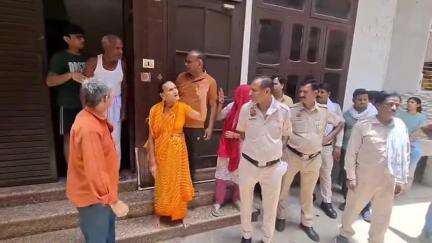 रेवाड़ी: रेवाड़ी नगर परिषद ने नई बस्ती की गलियों से हटवाए पक्के चबूतरे, लोगों ने लगाया भेदभाव का आरोप #jansamasya