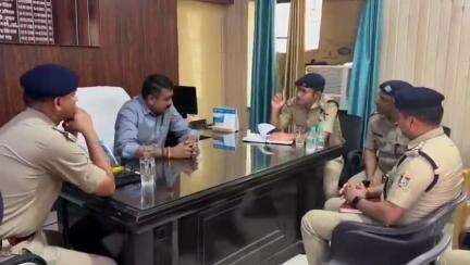 देहरादून: एसएसपी अजय सिंह ने कोतवाली पटेलनगर, देहरादून में अधिकारियों और कर्मचारियों के कार्यों की की समीक्षा