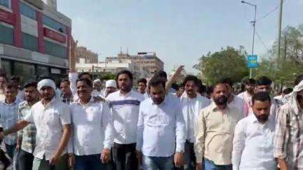 नागौर: शहीद स्मारक पर एसआई भर्ती रद्द करने की मांग को लेकर धरने में पहुंचे नागौर के सांसद हनुमान बेनीवाल